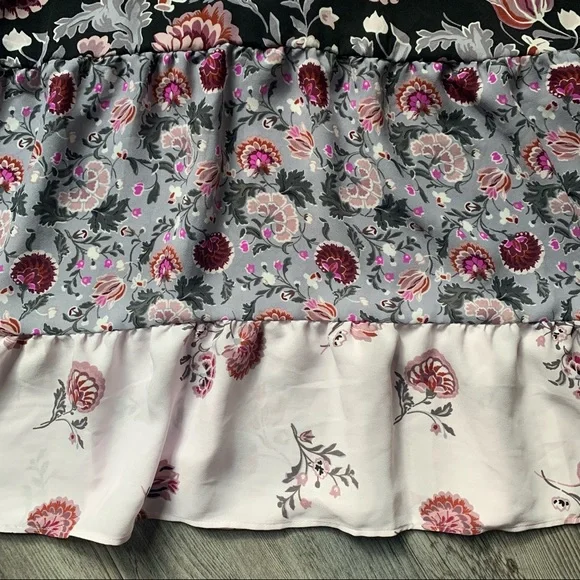 ❌SOLD❌Loft Floral Lavender & Black Tiered Blouse Size XS - Picture 9 of 15